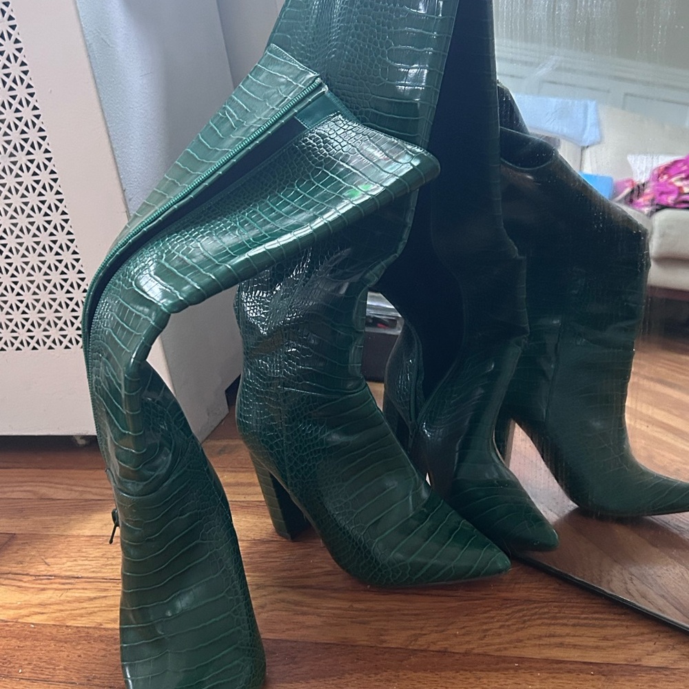 Green Heeled Boots with Sleek Design